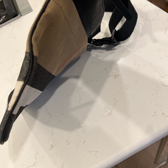 Authentic Burberry cross-body bag..excellent condition - Picture 9 of 9